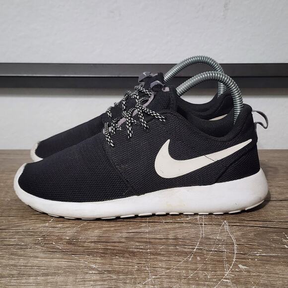Nike Roshe One (844994-002) Women's Athletic Running Shoes Size 5.5 Black - Picture 1 of 9